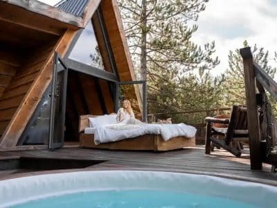 Cabane en bois avec jacuzzi, vue sur la nature en Provence-Alpes-Côte dAzur.