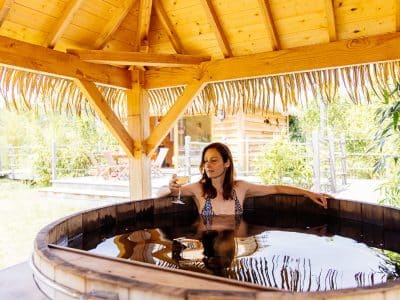 Hébergement insolite en Aquitaine : bain nordique en bois sous un abri en bois.
