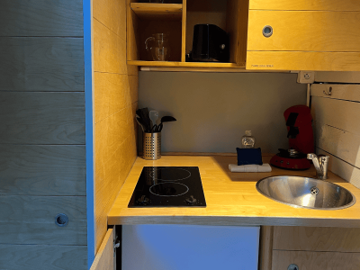 Cuisine moderne dun hébergement insolite en Nouvelle-Aquitaine, bois clair et équipements récents.