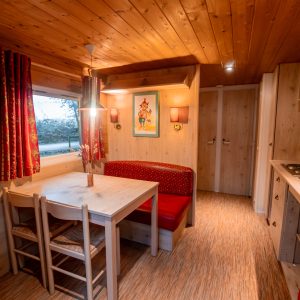 Cabane en bois cosy en Nouvelle-Aquitaine, avec un intérieur chaleureux et lumineux.
