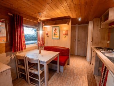 Cabane en bois cosy en Nouvelle-Aquitaine, avec un intérieur chaleureux et lumineux.