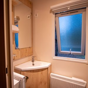 Salle de bain dun hébergement insolite en Nouvelle-Aquitaine, avec fenêtre ouverte.
