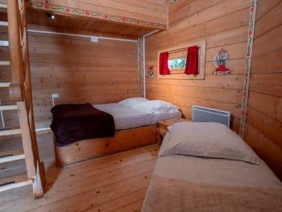 Chalet en bois chaleureux avec lits confortables et décor rustique en Nouvelle-Aquitaine.