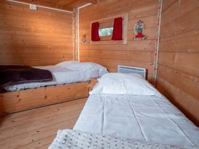 Chalet en bois chaleureux avec lits confortables et décor coloré à Nouvelle-Aquitaine.