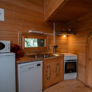 Cabane en bois en Nouvelle-Aquitaine avec cuisine équipée et décor coloré.