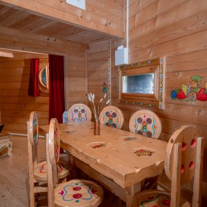 Hébergement insolite en bois en Nouvelle-Aquitaine avec une salle à manger colorée.