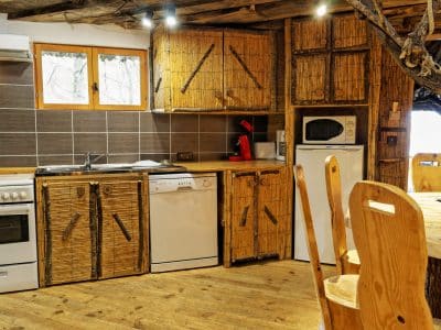 Hébergement insolite en Nouvelle-Aquitaine : cuisine en bois naturel avec meubles rustiques.