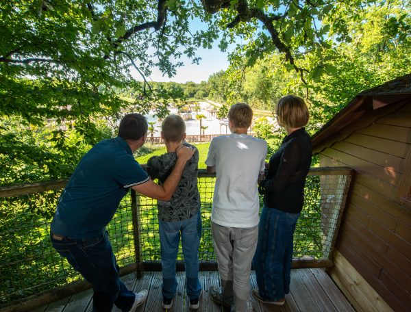 Cabane dans les arbres avec vue sur la nature, idéale pour des vacances en famille.