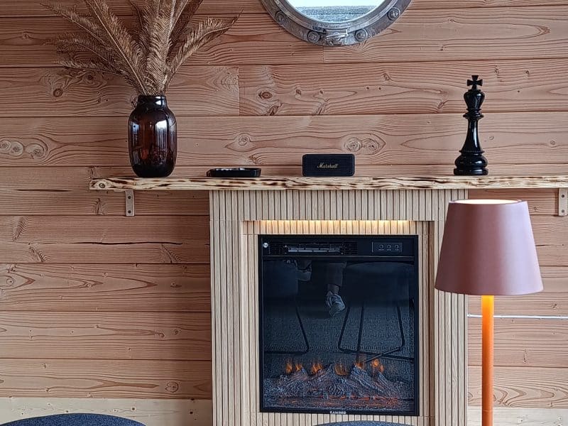 Chalet en bois avec cheminée moderne et décoration élégante.