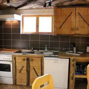 Cuisine en bois dans un hébergement insolite en Nouvelle-Aquitaine. Ambiance chaleureuse.
