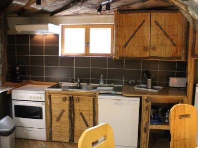 Cuisine en bois dans un hébergement insolite en Nouvelle-Aquitaine. Ambiance chaleureuse.