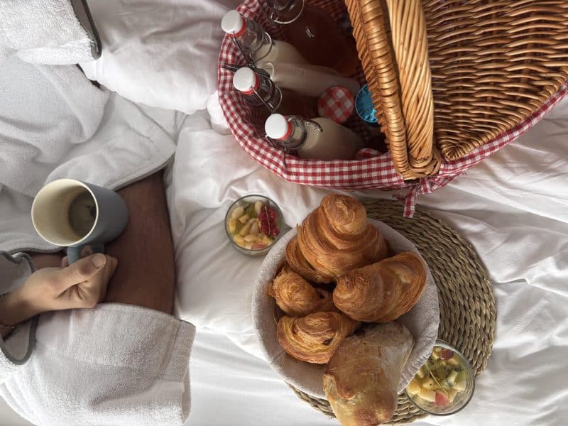 Chambre dhôtes cosy avec petit-déjeuner gourmand et boissons artisanales.