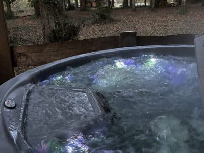Hébergement insolite en Pays de la Loire avec jacuzzi illuminé en pleine nature.