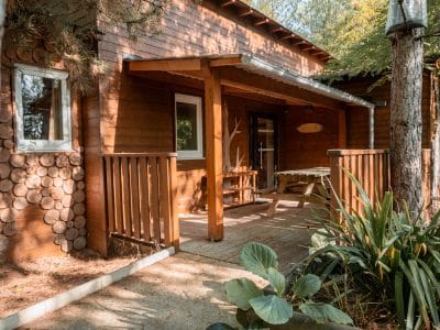 Cabane en bois à Nouvelle-Aquitaine, avec terrasse en bois et décor naturel.