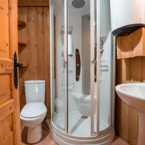 Salle de bain en bois dun hébergement insolite en Nouvelle-Aquitaine, avec douche moderne.