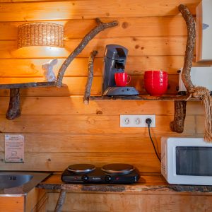 Cabane en bois en Nouvelle-Aquitaine avec cuisine équipée et décor naturel.
