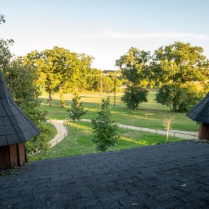 Hébergement insolite en Nouvelle-Aquitaine avec toits en ardoise et vue sur la nature.