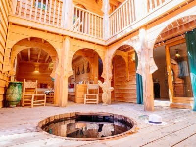 Hébergement insolite en bois en Aquitaine avec un jacuzzi intégré et une ambiance chaleureuse.