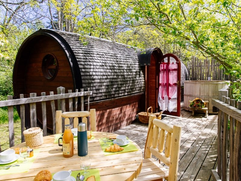 Hébergement insolite en Aquitaine : cabane en bois avec terrasse et petit déjeuner en plein air.