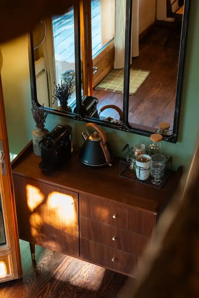 VCN01765-Enhanced-NR Hébergement insolite en Provence-Alpes-Côte dAzur avec un meuble vintage et des accessoires