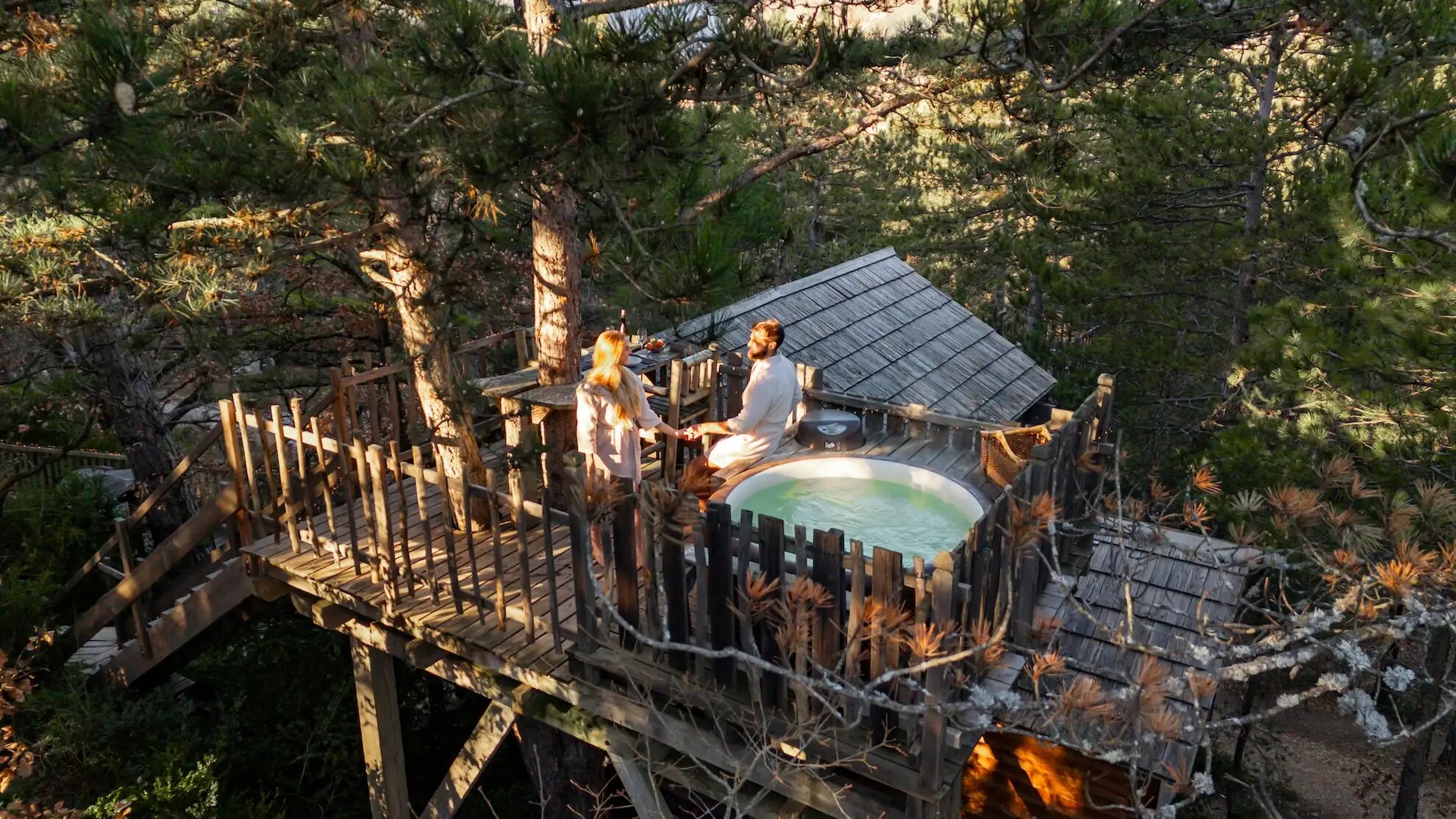 dji_fly_20260107_101924_0399_1767812430552_photo Cabane perchée en bois avec jacuzzi, entourée de verdure en Provence-Alpes-Côte dAzur.