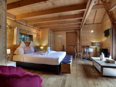 Chalet en bois chaleureux avec lit douillet et décoration en bois naturel.