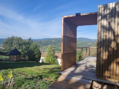 Cabane en bois avec vue panoramique sur les montagnes dAuvergne-Rhône-Alpes.