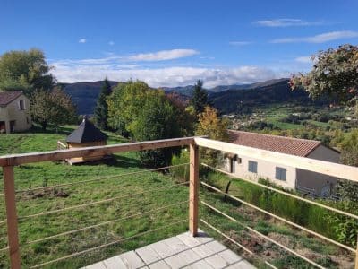 Hébergement insolite en Auvergne-Rhône-Alpes avec vue panoramique sur la vallée.