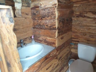 Salle de bain en bois dans un hébergement insolite en Auvergne-Rhône-Alpes.