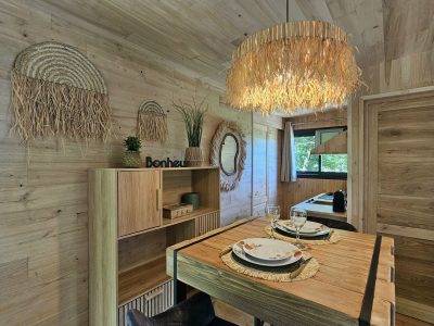 Hébergement insolite en Bretagne : chalet en bois avec décoration naturelle et luminaires en osier.