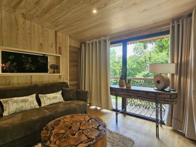 Hébergement insolite en Bretagne : chalet en bois avec vue sur la nature verdoyante.