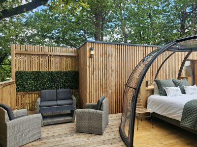 Hébergement insolite en Bretagne : cabane en bois avec terrasse et mobilier moderne.