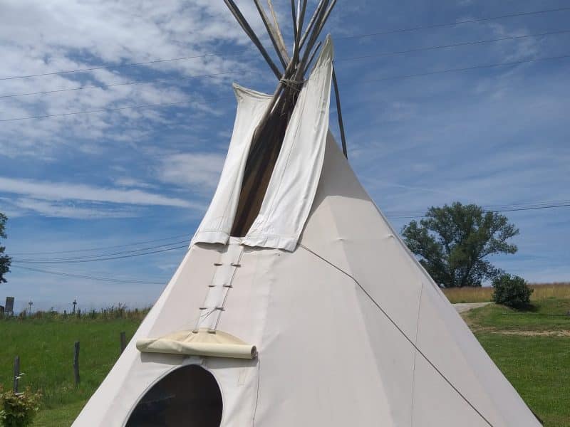 Teepee unique en Auvergne-Rhône-Alpes, avec un toit en pointe et une vue dégagée.