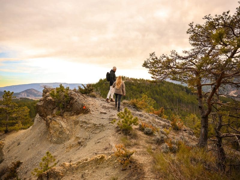 Randonnée en pleine nature, avec un couple explorant un paysage montagneux.
