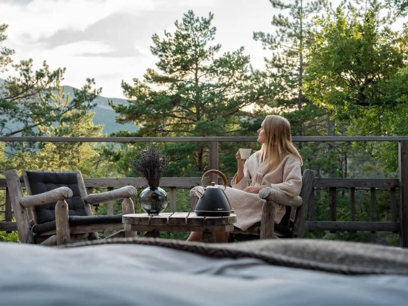 Cabane en bois avec vue sur la nature, idéale pour un séjour relaxant.