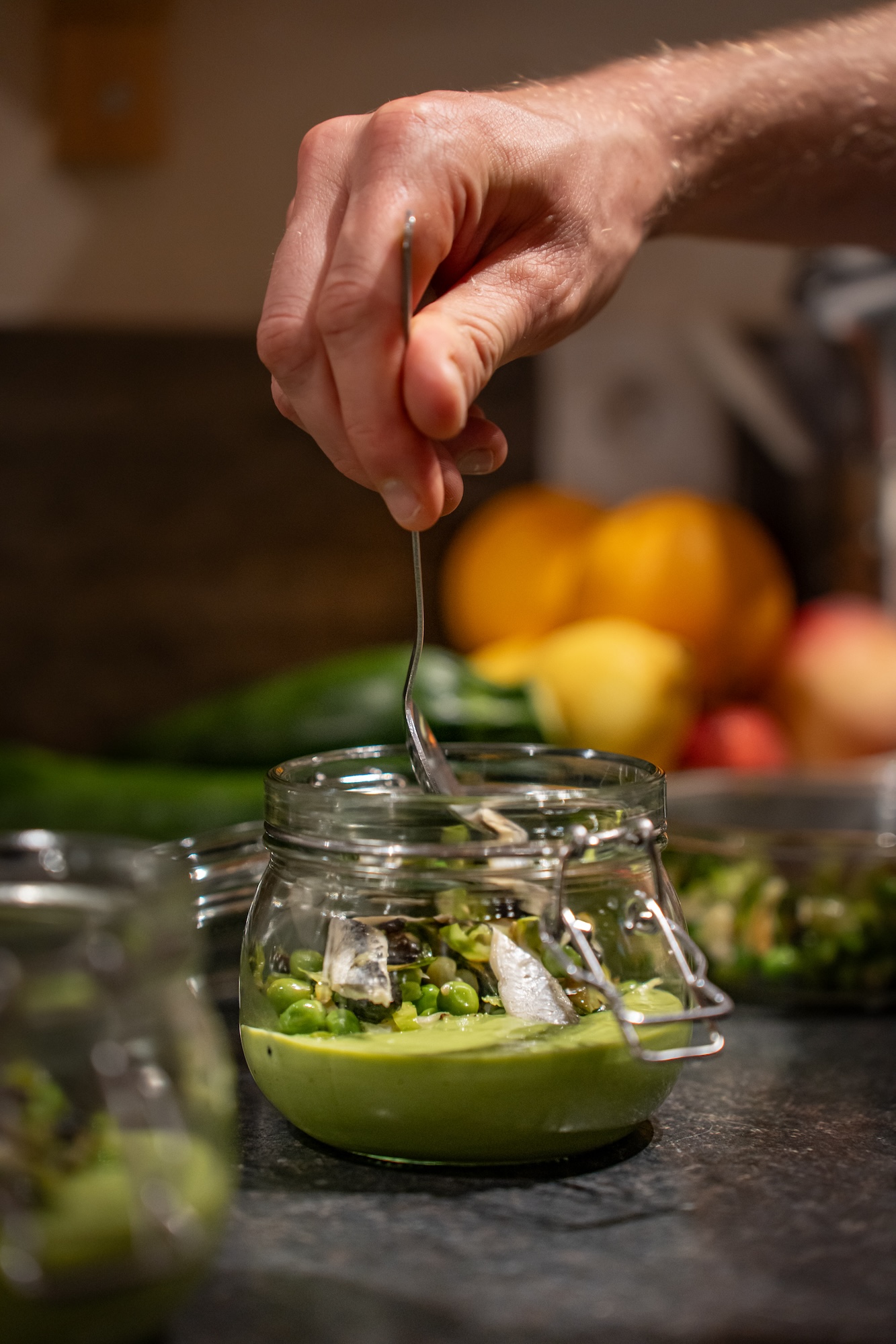 ALPINEST-23 Hébergement insolite en Provence-Alpes-Côte dAzur, cuisine locale en préparation.