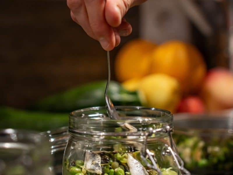 Hébergement en gîte avec cuisine locale, préparation de plats frais en bocal.