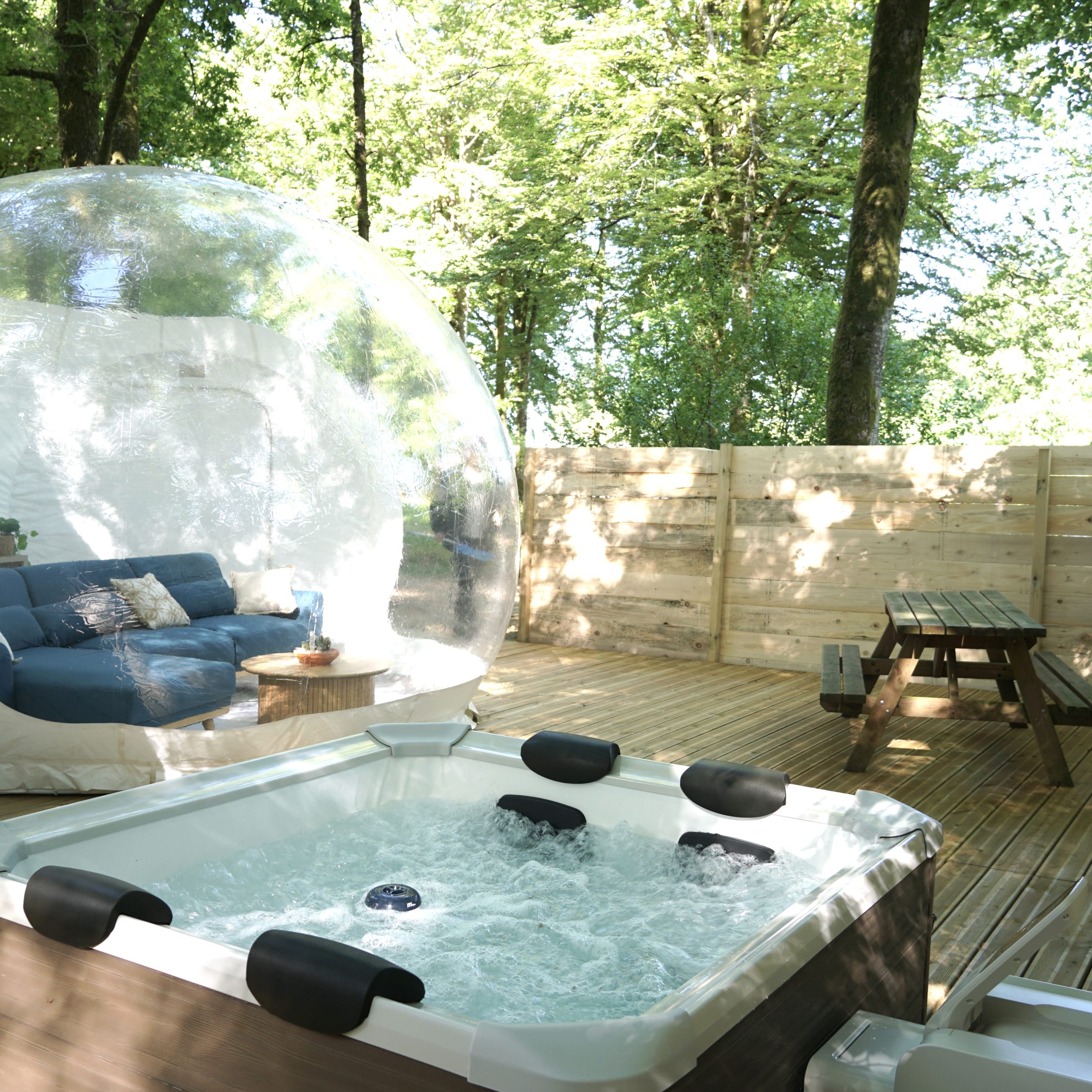 B4 Hébergement insolite en bulle transparente avec jacuzzi et coin salon en pleine nature.