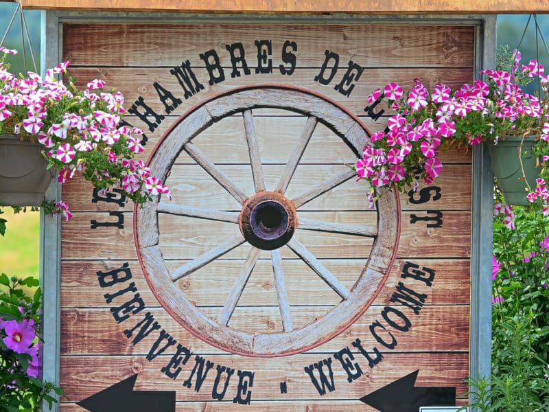 Panneau daccueil dune chambre dhôtes, décoré de fleurs colorées.