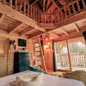 Chalet en bois chaleureux avec mezzanine et vue sur la nature.