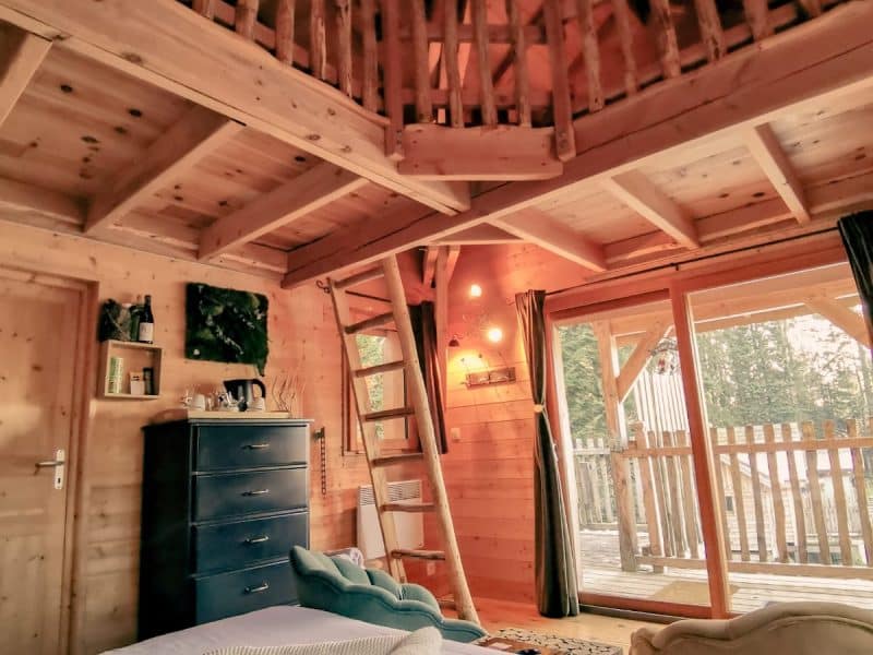 Chalet en bois chaleureux avec mezzanine et vue sur la nature.