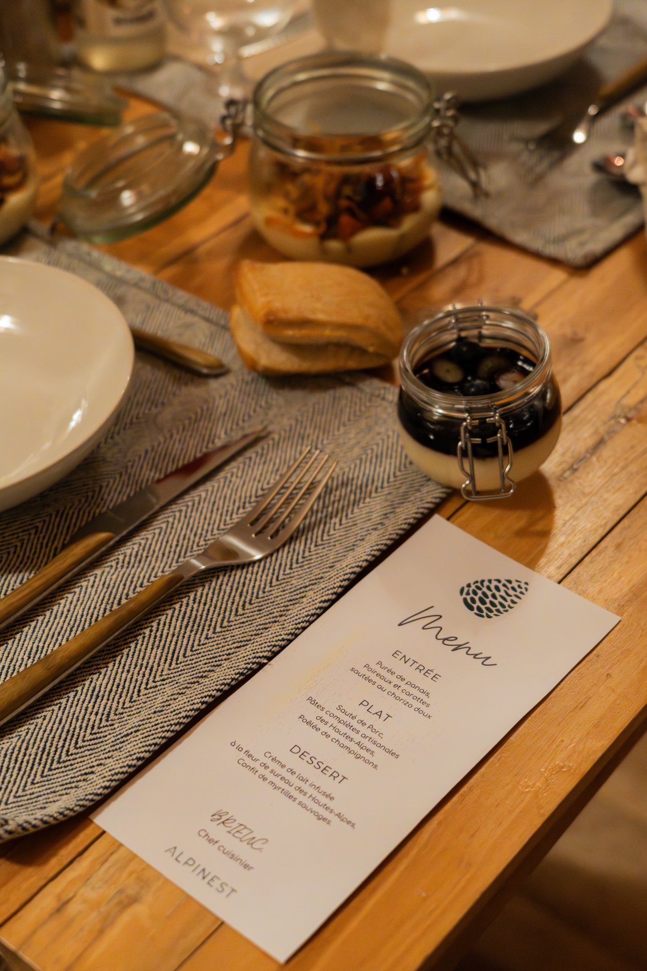 VCN01947-Enhanced-NR Hébergement insolite en Provence-Alpes-Côte dAzur, table élégamment dressée avec menu.
