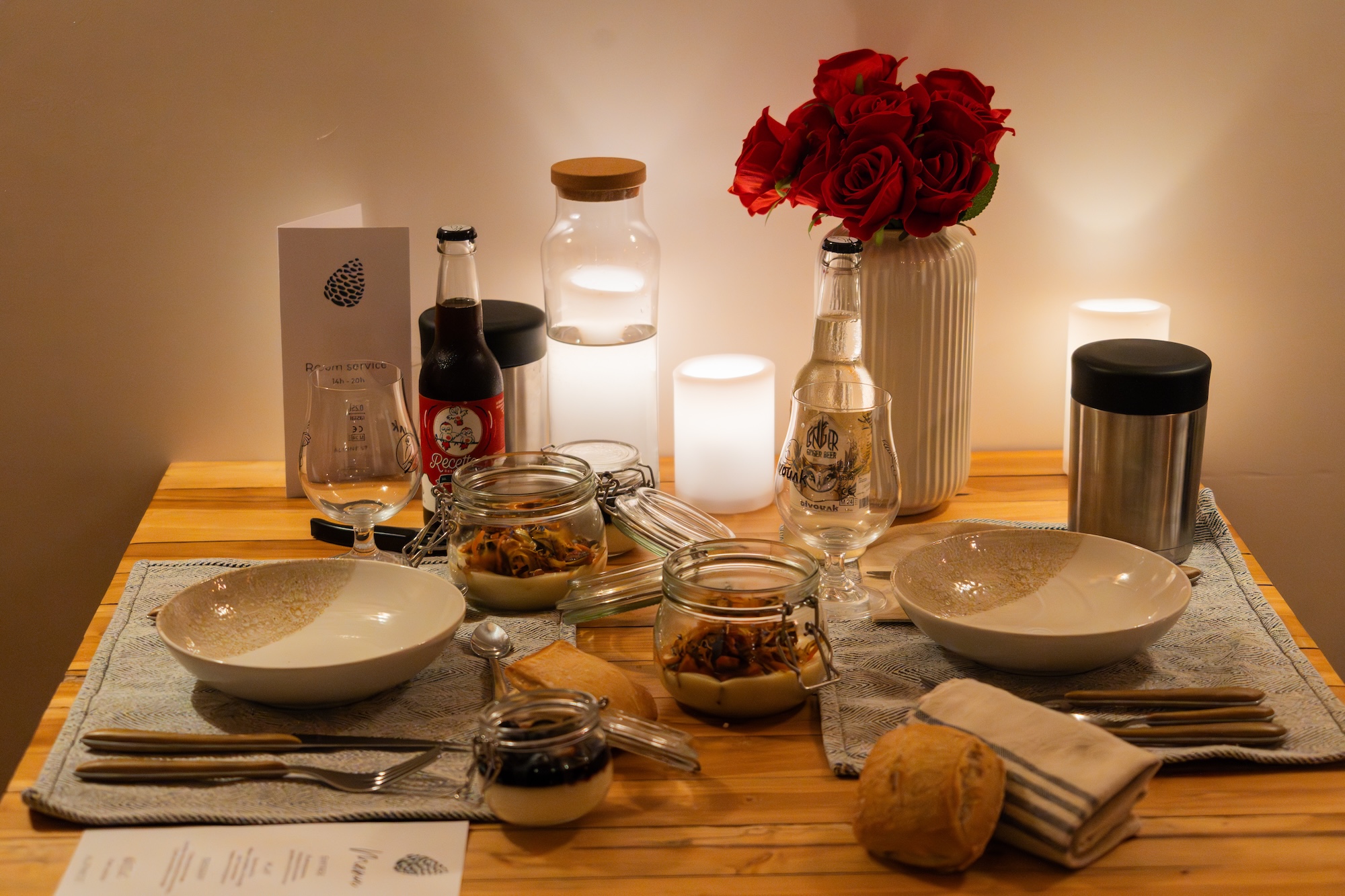 VCN01949-Enhanced-NR Table élégamment dressée dans un hébergement insolite en Provence-Alpes-Côte dAzur.