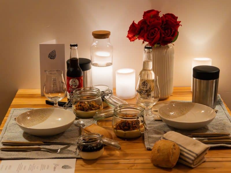 Table élégamment dressée pour un séjour en chambre dhôtes, avec fleurs et desserts.