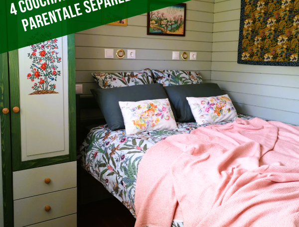 Chambre parentale séparée avec lit douillet et décor floral apaisant.