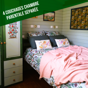 Chambre parentale séparée avec lit douillet et décoration florale à Bourgogne.
