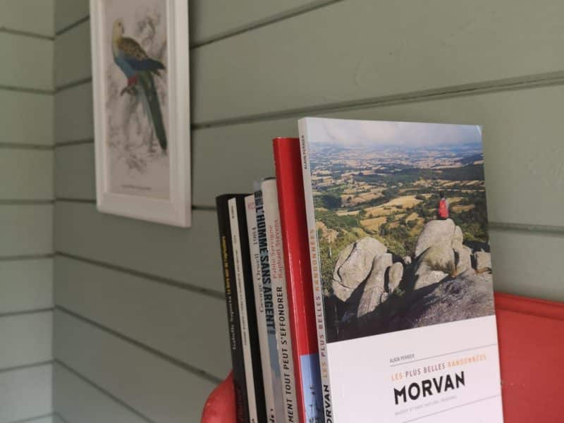 Chalet cosy avec étagère, livres sur le Morvan et une touche de nature.