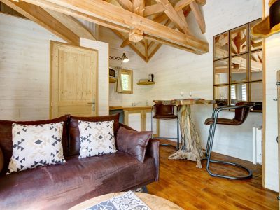 Hébergement insolite en Bretagne : chalet en bois avec poutres apparentes et mobilier design.