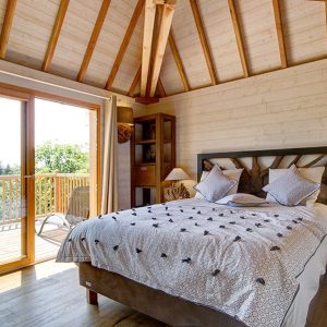 Chalet en bois en Bretagne, avec vue sur la nature et un intérieur chaleureux.