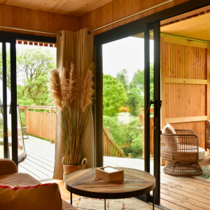 Hébergement insolite en Bretagne : cabane en bois avec vue sur la nature verdoyante.